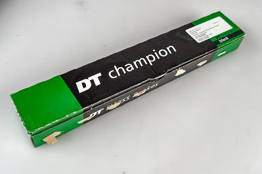 Karton mit Fahrradspeichen DT